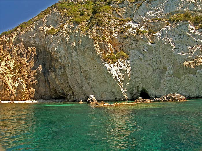 Греция. Ионическое море. Остров Закинтос (Zakynthos). Островок Черепаший. Пещеры, скалы, рифы. Греция. Ионическое море. Остров Закинтос (Zakynthos). Островок Черепаший. Пещеры, скалы, рифы.