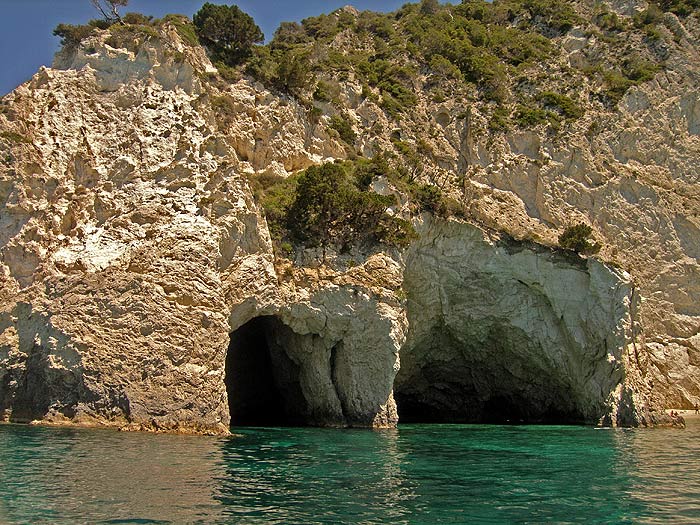 Греция. Ионическое море. Остров Закинтос (Zakynthos). Островок Черепаший. Пещеры, скалы, рифы. Греция. Ионическое море. Остров Закинтос (Zakynthos). Островок Черепаший. Пещеры, скалы, рифы.