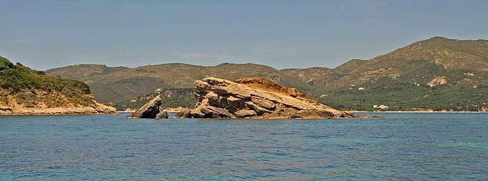 Греция. Ионическое море. Остров Закинтос (Zakynthos). Островок Черепаший. Пещеры, скалы, рифы. Греция. Ионическое море. Остров Закинтос (Zakynthos). Островок Черепаший. Пещеры, скалы, рифы.