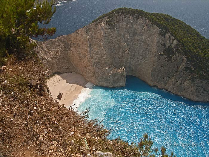 О.Закинтос (Zakinthos). Ионическое море. Залив кораблекрушения (Shipwreck bay) с верхотуры. О.Закинтос (Zakinthos). Ионическое море. Залив кораблекрушения (Shipwreck bay) с верхотуры.