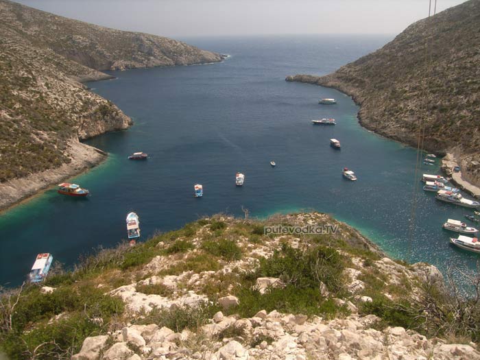 О.Закинтос (Zakinthos). Ионическое море. Единственная более-менее приличная бухта на западном берегу — Порт Вроми (Port Vromi). О.Закинтос (Zakinthos). Ионическое море. Единственная более-менее приличная бухта на западном берегу — Порт Вроми (Port Vromi).