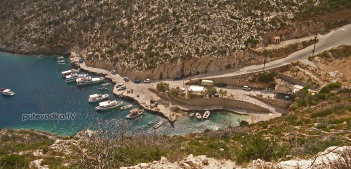 О.Закинтос (Zakinthos). Ионическое море. Единственная более-менее приличная бухта на западном берегу — Порт Вроми (Port Vromi). О.Закинтос (Zakinthos). Ионическое море. Единственная более-менее приличная бухта на западном берегу — Порт Вроми (Port Vromi).