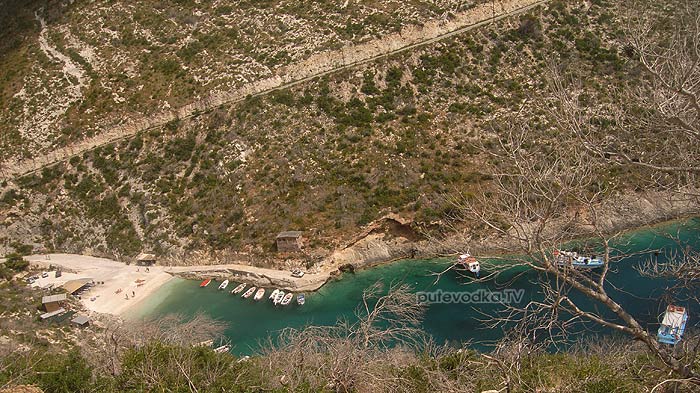 О.Закинтос (Zakinthos). Ионическое море. Единственная более-менее приличная бухта на западном берегу — Порт Вроми (Port Vromi). О.Закинтос (Zakinthos). Ионическое море. Единственная более-менее приличная бухта на западном берегу — Порт Вроми (Port Vromi).
