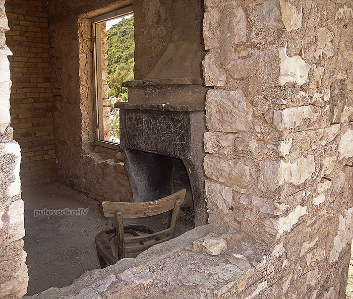 ������. ���������� ����. ������ ������� (Kalamos). ����������� �������������� 1953 ���� ������ ���� ���� (Port Leone) � ����������� �����.