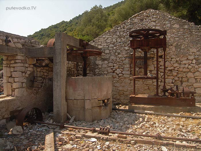 ������. ���������� ����. ������ ������� (Kalamos). ����������� �������������� 1953 ���� ������ ���� ���� (Port Leone) � ����������� �����.
