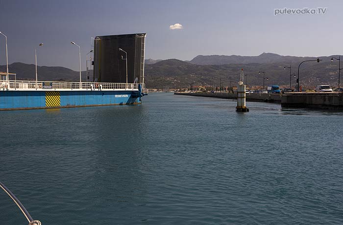 Греция. Яхта «Пепелац». Остров Лефкас. Проход разводного моста на севере канала.