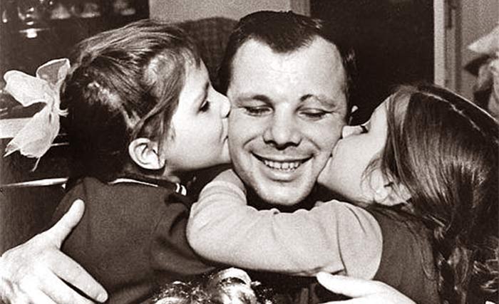 Юрий Алексеевич Гагарин с дочерьми Леной и Галей. Юрий Алексеевич Гагарин с дочерьми Леной и Галей.
