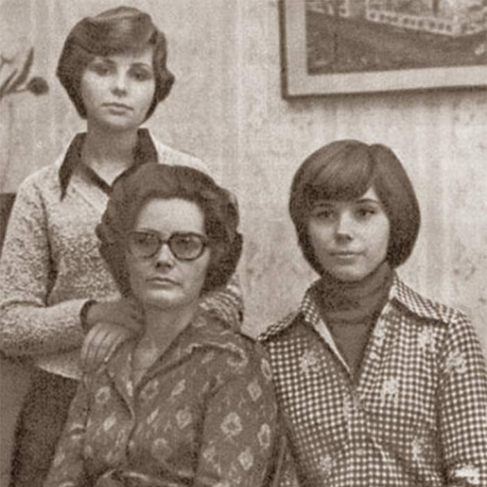 Валентина Ивановна Гагарина с дочерьми Еленой Юрьевной и Галиной Юрьевной Гагариными. Валентина Ивановна Гагарина с дочерьми Еленой Юрьевной и Галиной Юрьевной Гагариными.